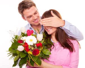 Résultat de recherche d'images pour "homme offrant des fleurs"